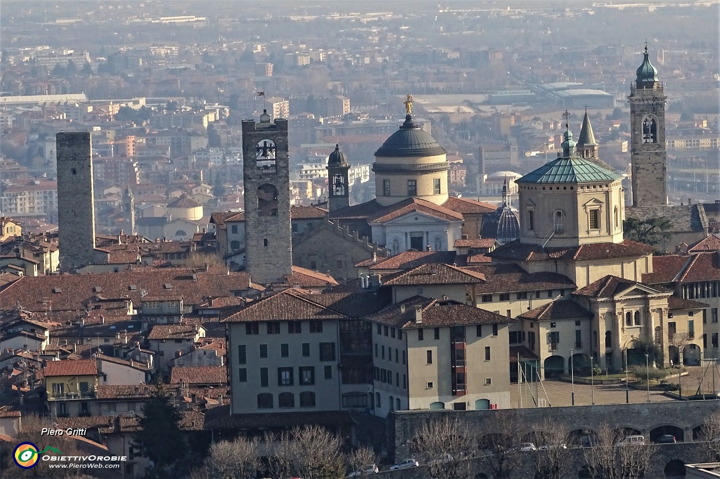 44 Torri, campanili, cupole del centro storico col Seminario in primo piano .JPG